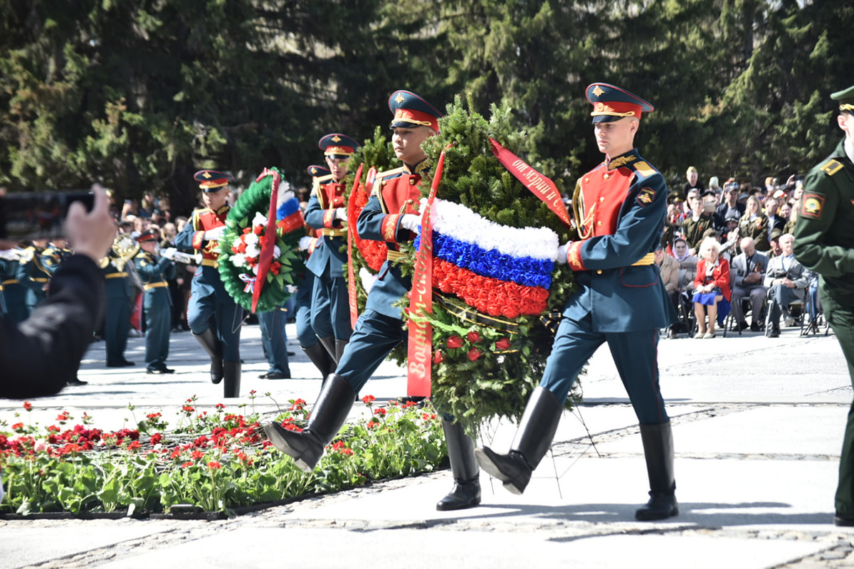 Военные служители правопорядка ЦВО провели мини-парад у дома фронтовиков в  Иркутске