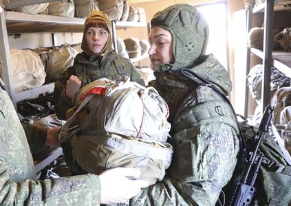 Военнослужащие-женщины специального назначения ЗВО десантировались с ведением прицельного огня в воздухе на полигоне в Тамбовской области

