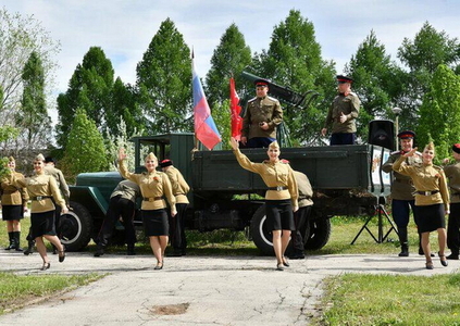 В Самаре командующий 2-й армией ЦВО и губернатор Самарской области спели для Героя Советского Союза песню 
