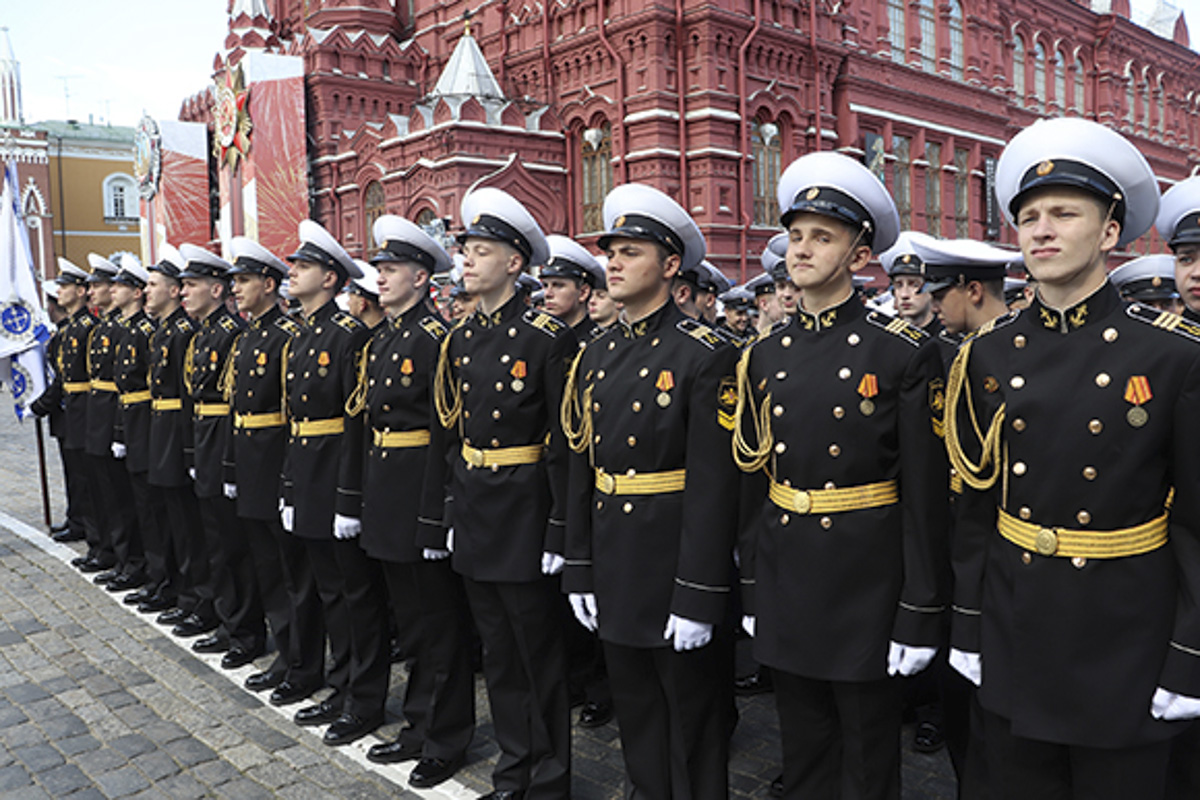 Кадетский корпус военной морской. Кронштадтский морской кадетский военный корпус. Форма морской кадет Кронштадт. Черная парадная форма. Парадная форма на парад.