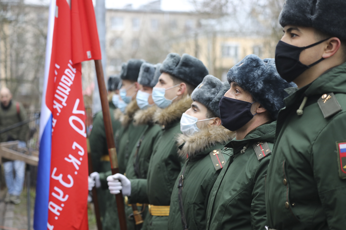 Солдаты Западного военного округа поздравили ветерана Великой Отечественной войны с вековым юбилеем

