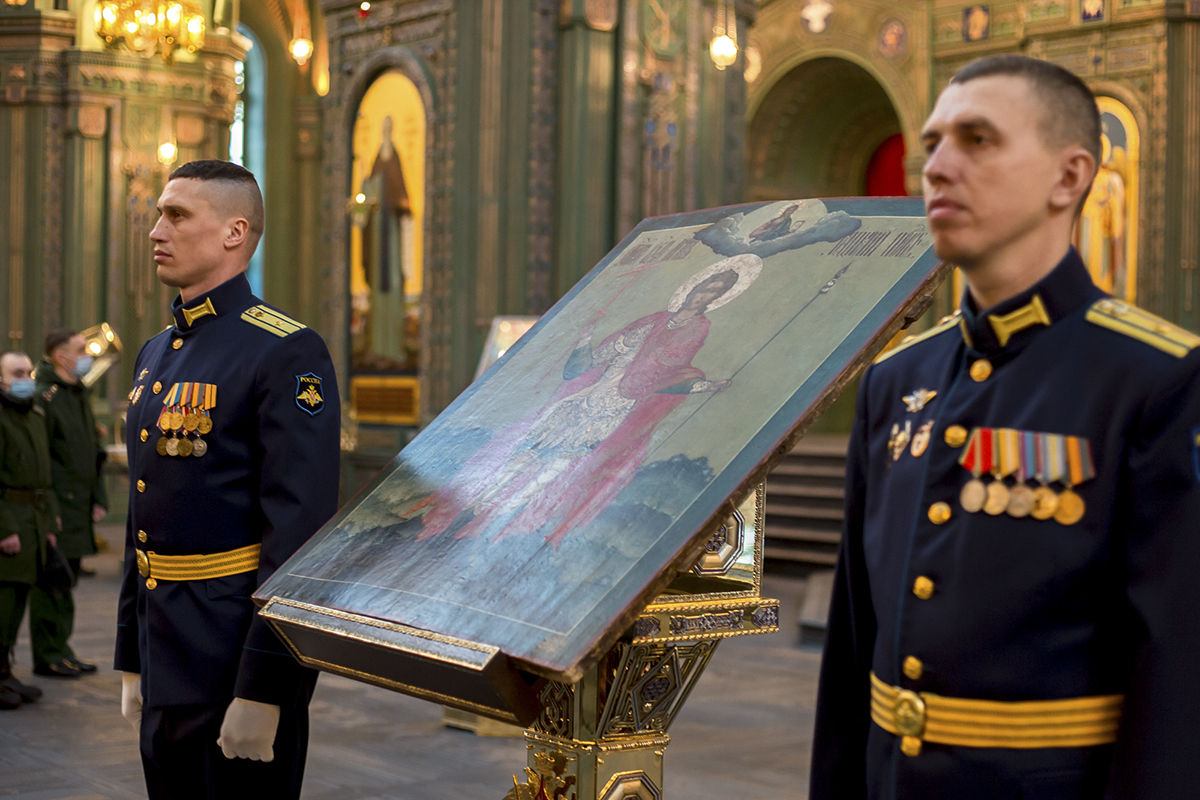 Командующий северной армией. Георгий Победоносец в храме Вооруженных сил. Образ Георгия Победоносца в храме Вооруженных сил РФ. Офицер в храме Вооруженных сил. Церковь военные вооруженные силы.