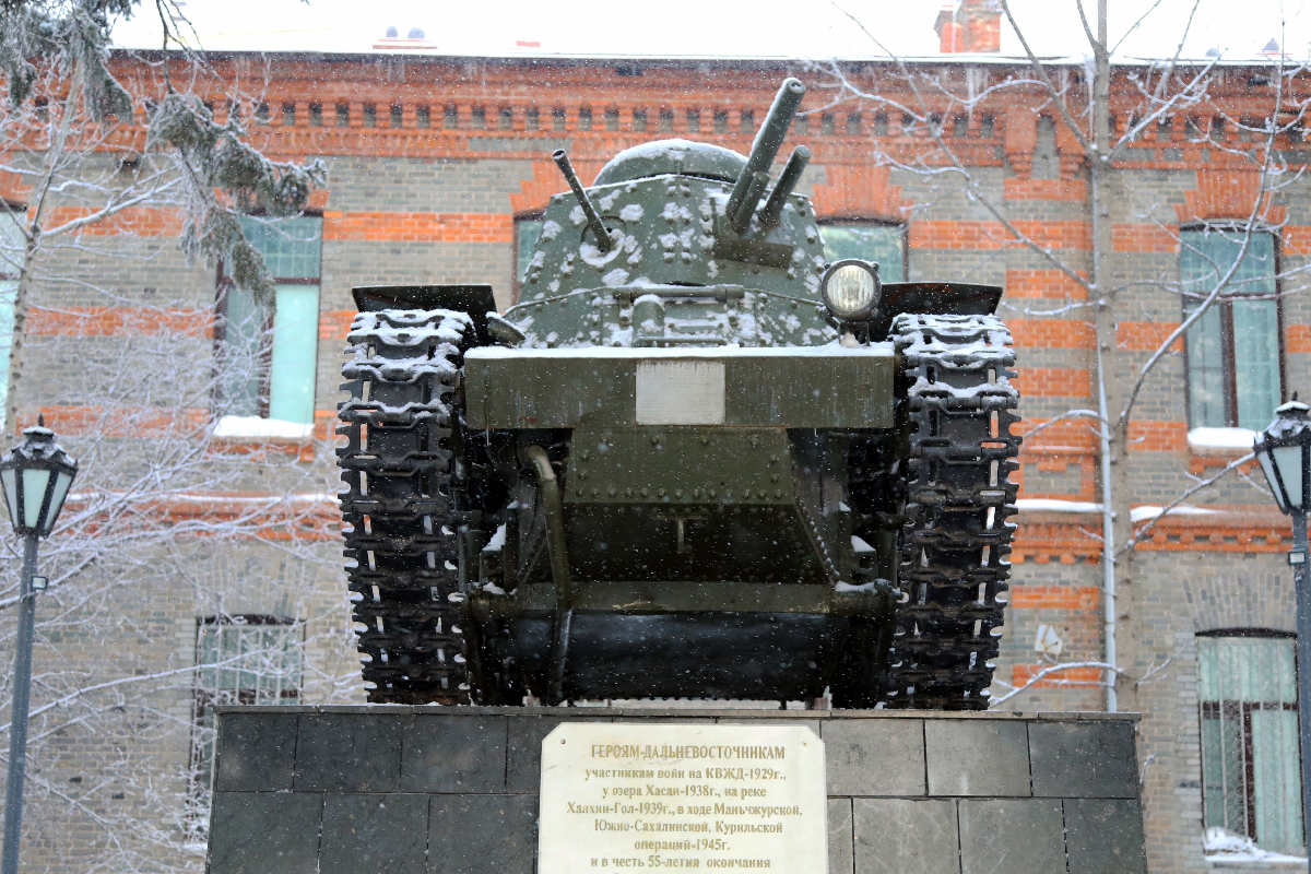 Штаб восточного военного. Памятники у штаба ВВО В Хабаровске. Памятнив Восточный военный округ. Танк у штаба восточного военного округа. Хабаровск штаб военного округа.