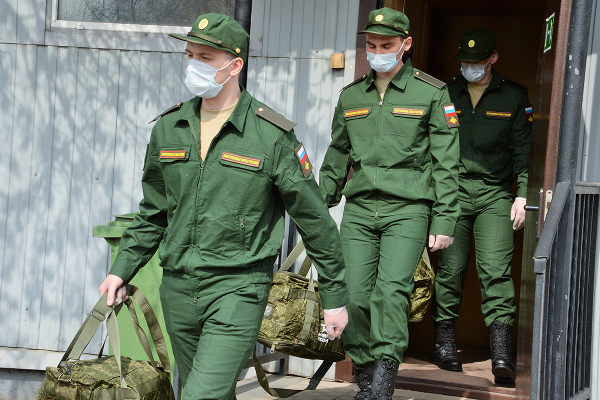 Сборный пункт. Отправка к месту прохождения военной службы. Костюмы после прохождения армии можно ли ее купить цена.