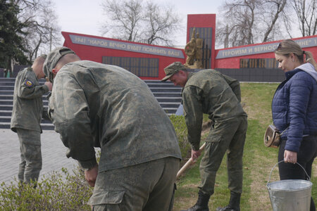 Усилить победу. Военнослужащие Камышинского гарнизона. Субботник у памятника погибшим воинам. Российские военные акция субботник. Камышинский Гарнизон территория.