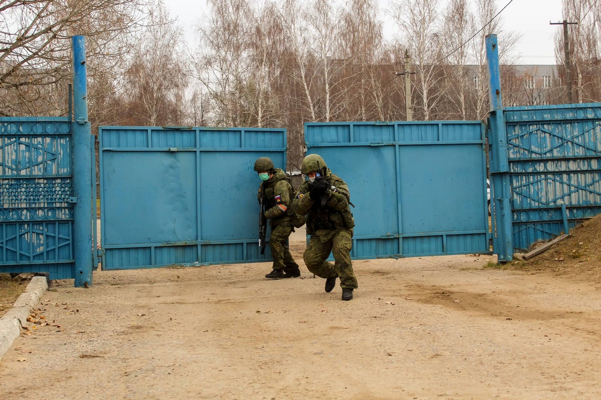 Дежурные подразделения Ульяновского отдельного гвардейского соединения ВДВ отработали действия при отражении нападения на военные объекты

