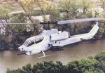 AH-1W Super Cobra над рекой
